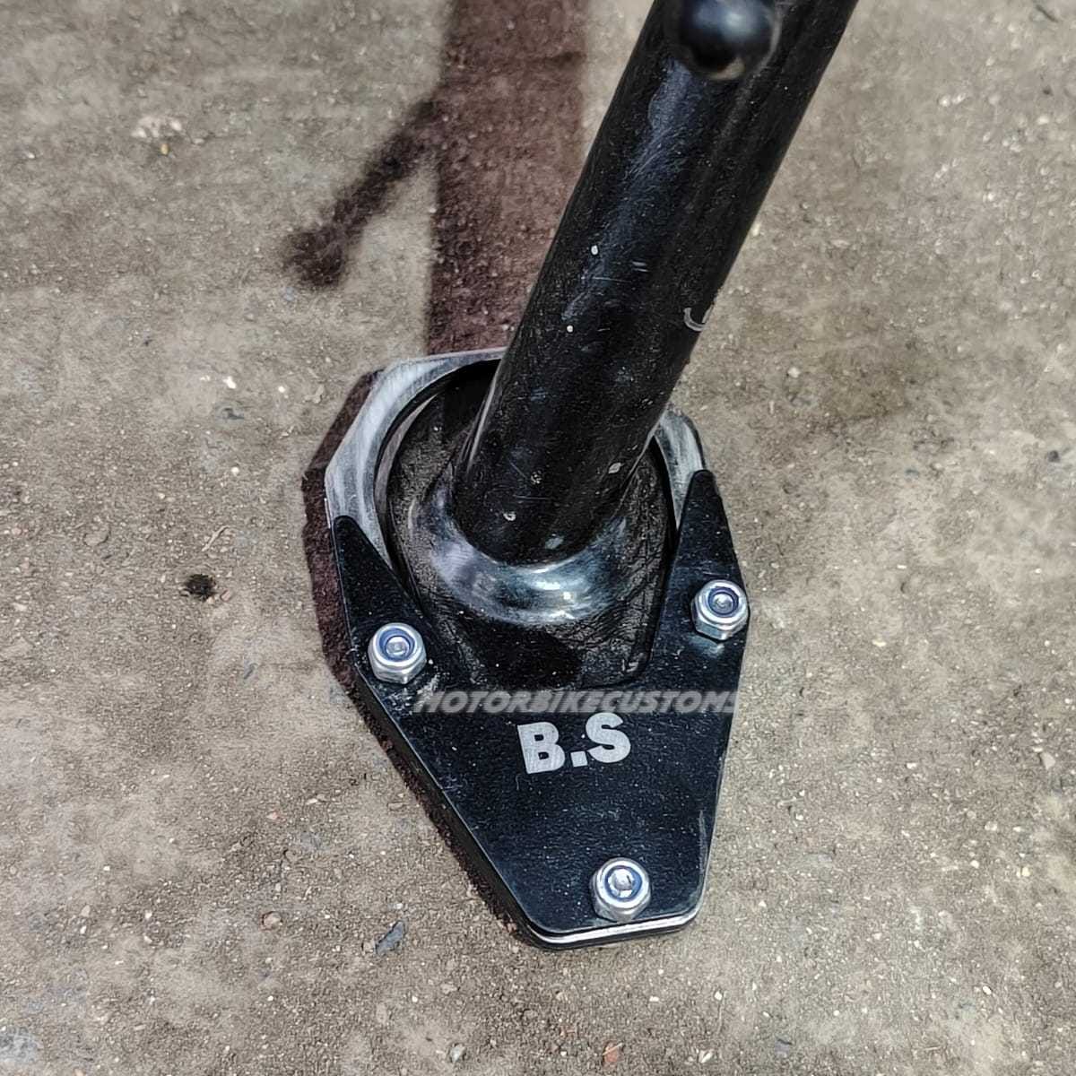 Side-Stand-Extender-For-Triumph-Speed-400-1.jpeg